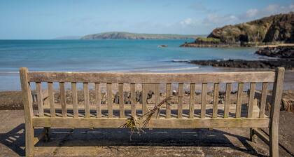Tides Reach, Holiday Cottage Cwm yr Eglwys, Sleeps 6, 3 bedrooms, bathrooms