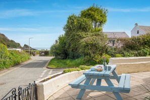 Outdoor dining - Tides Reach, Holiday Cottage Cwm yr Eglwys, Sleeps 6, 3 bedrooms,  bathrooms (Newport)