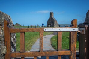 Property grounds - Tides Reach, Holiday Cottage Cwm yr Eglwys, Sleeps 6, 3 bedrooms,  bathrooms (Newport)