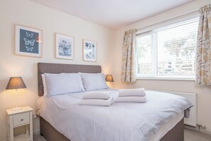 4 عدّة غرف نوم ومكواة/لوح كي وخدمة الإنترنت