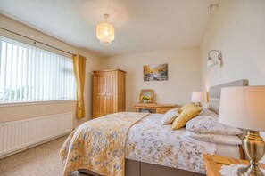 3 bedrooms, iron/ironing board, internet - Trefisheg Bungalow, Holiday home Strumble Head, Sleeps 6, 3 bedrooms,  bathrooms (Strumble Head)