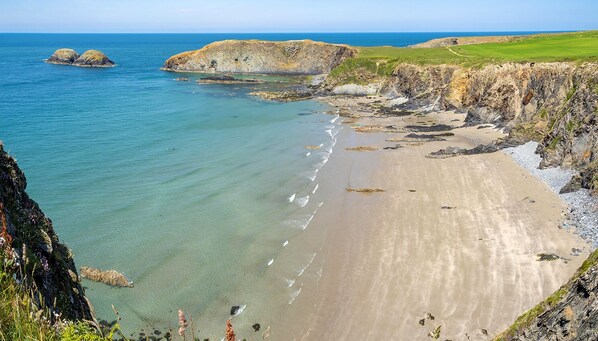 Beach - Tri Pysgodyn, Holiday Cottage Abercastle, Sleeps 4, 2 bedrooms, bathrooms (Haverfordwest)