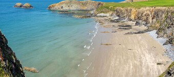 Tri Pysgodyn, Holiday Cottage Abercastle, Sleeps 4, 2 bedrooms,  bathrooms