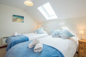 3 bedrooms, iron/ironing board, Internet - Ty Bychan, Holiday Cottage Broad Haven, Sleeps 4, 3 bedrooms,  bathrooms (Haverfordwest)