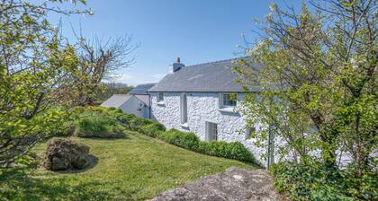 Ty Canol, Holiday Cottage Pwll Deri, Strumble Head, Sleeps 6, 3 bedrooms, bathrooms