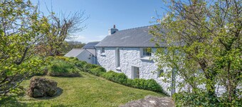 Ty Canol, Holiday Cottage Pwll Deri, Strumble Head, Sleeps 6, 3 bedrooms, bathrooms
