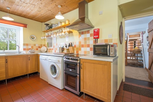 Ty Canol, Holiday Cottage Pwll Deri, Strumble Head, Sleeps 6, 3 bedrooms,  bathrooms