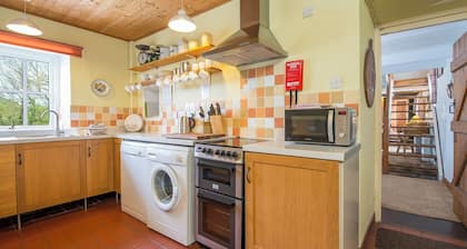 Ty Canol, Holiday Cottage Pwll Deri, Strumble Head, Sleeps 6, 3 bedrooms, bathrooms