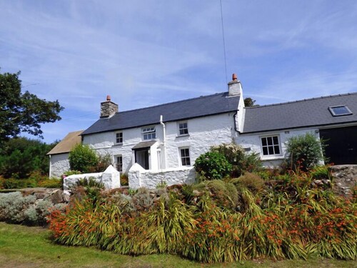 Ty Canol, Holiday Cottage Pwll Deri, Strumble Head, Sleeps 6, 3 bedrooms,  bathrooms