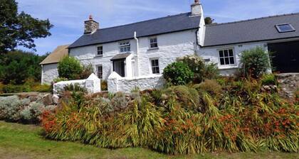 Ty Canol, Holiday Cottage Pwll Deri, Strumble Head, Sleeps 6, 3 bedrooms, bathrooms