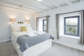 2 quartos, ferros/tábuas de passar roupa, acesso à internet