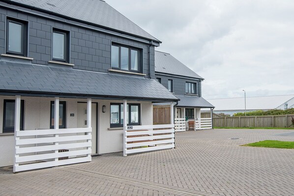 Exterior - Ty Cuddfan, Holiday Cottage St Davids, Sleeps 6, 3 bedrooms, bathrooms (Haverfordwest)