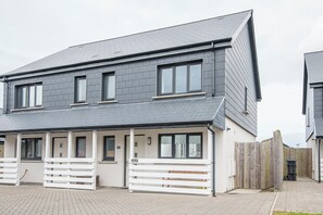 Exterior - Ty Cuddfan, Holiday Cottage St Davids, Sleeps 6, 3 bedrooms,  bathrooms (Haverfordwest)