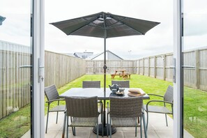 Outdoor dining - Ty Cuddfan, Holiday Cottage St Davids, Sleeps 6, 3 bedrooms,  bathrooms (Haverfordwest)