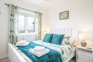 3 bedrooms, iron/ironing board, Internet - Ty Cuddfan, Holiday Cottage St Davids, Sleeps 6, 3 bedrooms, bathrooms (Haverfordwest)