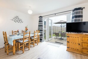 Dining - Ty Cuddfan, Holiday Cottage St Davids, Sleeps 6, 3 bedrooms, bathrooms (Haverfordwest)