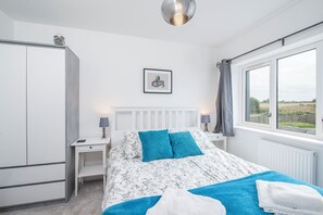 3 bedrooms, iron/ironing board, Internet - Ty Cuddfan, Holiday Cottage St Davids, Sleeps 6, 3 bedrooms,  bathrooms (Haverfordwest)