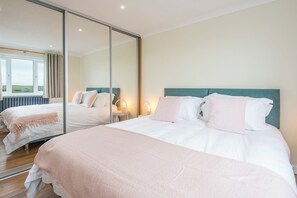 3 bedrooms, desk, iron/ironing board, Internet - Ty Lwcus, Holiday Cottage Penally, Sleeps 6, 3 bedrooms,  bathrooms (Tenby)