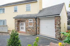 Exterior detail - Ty Lwcus, Holiday Cottage Penally, Sleeps 6, 3 bedrooms,  bathrooms (Tenby)