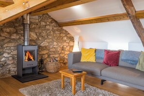 Living area - Ty Top, Holiday Home Newport, Sleeps 4, 2 bedrooms,  bathrooms (Newport)
