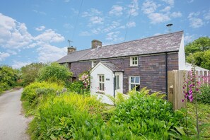 Exterior - Ty Top, Holiday Home Newport, Sleeps 4, 2 bedrooms,  bathrooms (Newport)
