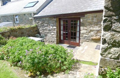 Ty Uchaf Cottage, Holiday Cottage Pwll Deri, Strumble Head, Sleeps 5, 2 bedrooms, bathrooms