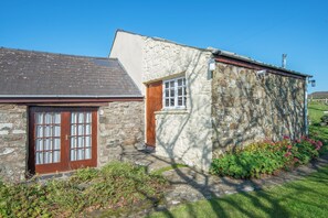 Exterior detail - Ty Uchaf Cottage, Holiday Cottage Pwll Deri, Strumble Head, Sleeps 5, 2 bedrooms,  bathrooms (St Nicholas)