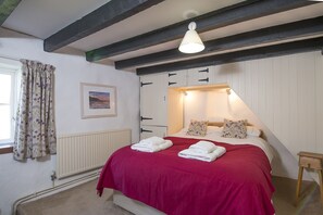 2 bedrooms, iron/ironing board, Internet - Ty Uchaf Cottage, Holiday Cottage Pwll Deri, Strumble Head, Sleeps 5, 2 bedrooms,  bathrooms (St Nicholas)