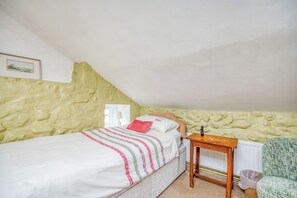2 bedrooms, iron/ironing board, Internet - Ty Uchaf Cottage, Holiday Cottage Pwll Deri, Strumble Head, Sleeps 5, 2 bedrooms,  bathrooms (St Nicholas)