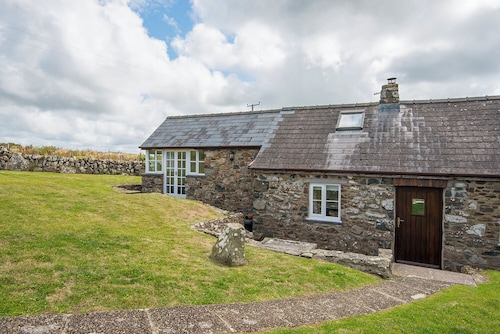 Ty Uchaf Mill, Holiday Property Pwll Deri, Strumble Head, Sleeps 4, 2 bedrooms,  bathrooms