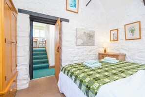 2 bedrooms, iron/ironing board, Internet