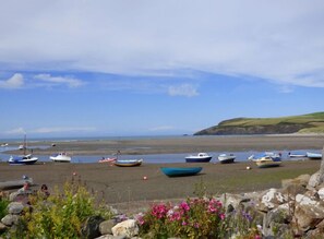 Beach - Ty y Mor, Holiday Cottage Newport, Sleeps 6, 3 bedrooms,  bathrooms (Newport)