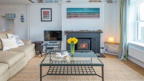 DVD player - Upper Mead, Holiday Cottage Amroth, Sleeps 6, 3 bedrooms,  bathrooms (NARBERTH)