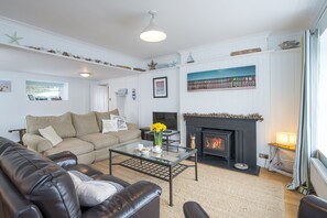 DVD player - Upper Mead, Holiday Cottage Amroth, Sleeps 6, 3 bedrooms,  bathrooms (NARBERTH)
