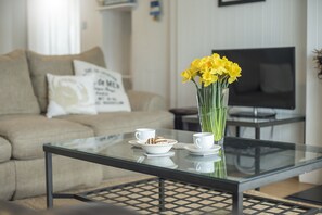DVD player - Upper Mead, Holiday Cottage Amroth, Sleeps 6, 3 bedrooms,  bathrooms (NARBERTH)