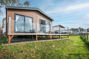 Exterior - Valley Lodge, Holiday Cottage Bonville’s Court Country Park, Saundersfoot, Sleeps 4, 2 bedrooms, bathrooms (Saundersfoot)