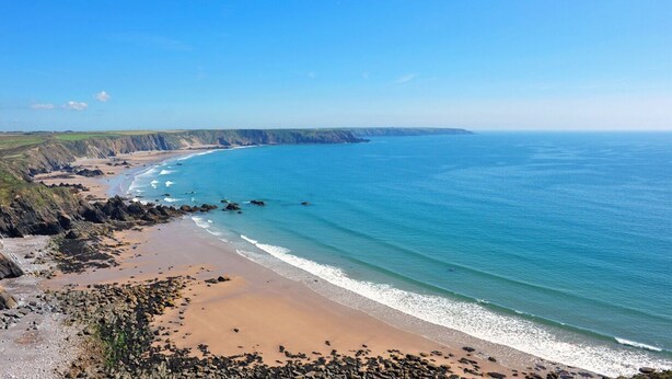 A coastal landscape with a sandy beach, rocky cliffs, and a clear blue sea. - Valley View, Holiday Cottage Little Haven, Sleeps 6, 3 bedrooms,  bathrooms (Haverfordwest)
