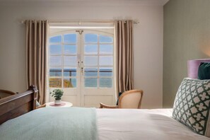 12 quartos, ferros/tábuas de passar roupa, acesso à internet