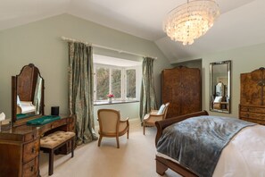 12 soverom, strykejern/-brett og internettilgang