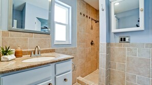 Douche, sèche-cheveux, serviettes fournies