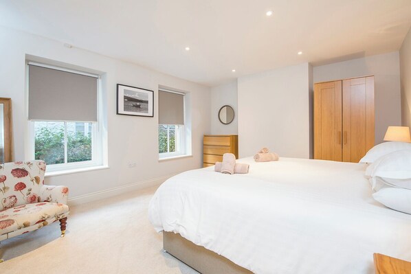 4 bedrooms, iron/ironing board, Internet - Welford, Holiday Home Newport, Sleeps 8, 4 bedrooms,  bathrooms (Newport)