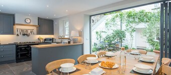 Welford House, Holiday Home Newport, Sleeps 6, 3 bedrooms,  bathrooms