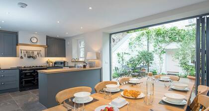 Welford House, Holiday Home Newport, Sleeps 6, 3 bedrooms, bathrooms