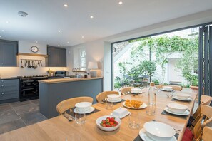 Dining - Welford House, Holiday Home Newport, Sleeps 6, 3 bedrooms, bathrooms (Newport)