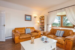 DVD player - Westhills, Holiday Cottage Lydstep, Sleeps 7, 3 bedrooms,  bathrooms (Lydstep)