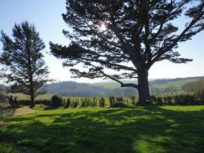 Property grounds - Westhills, Holiday Cottage Lydstep, Sleeps 7, 3 bedrooms, bathrooms (Lydstep)