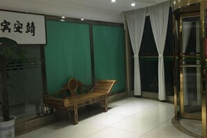 Bar-salon dans le hall