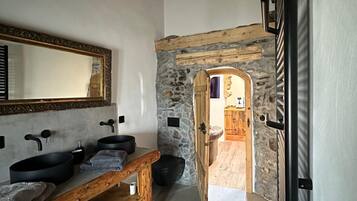 Maison Deluxe, non-fumeurs (Pacific) | Salle de bain | Douche, douche à « effet pluie », sÚche-cheveux, peignoirs