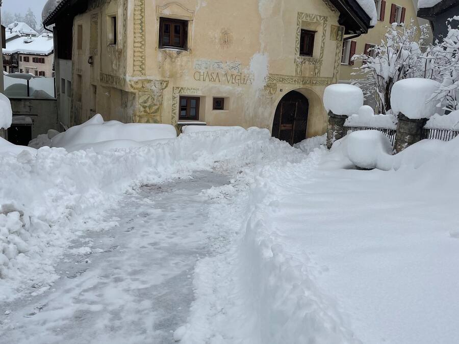 A snow-covered building with a sign reading "CHASA VEGLIA".