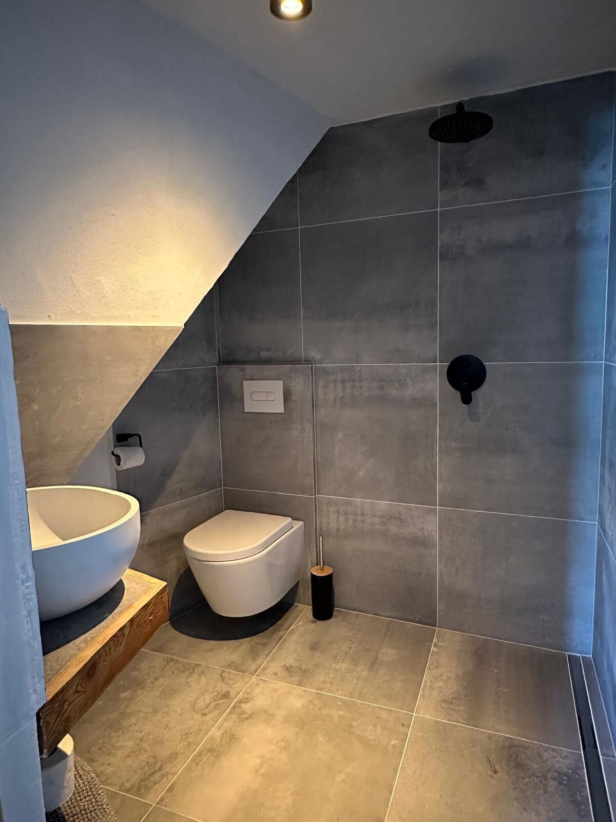 Ein modernes Badezimmer mit einem großzügigen Waschbecken, einer Toilette und einer Duschkabine.